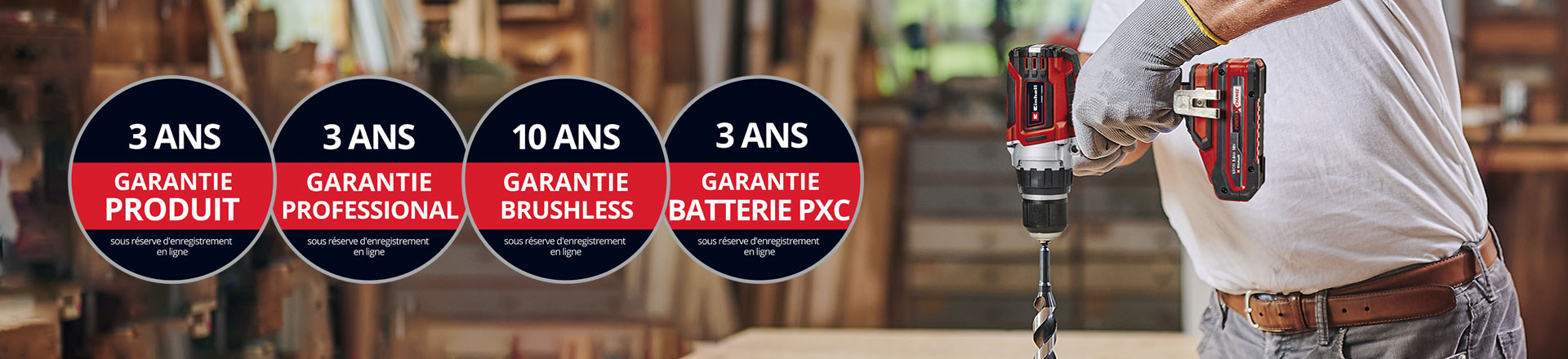 Ci, vous pouvez voir un homme dans un atelier utilisant une perceuse Einhell. De plus, les icônes des différents types d'extension de garantie ont été placées sur l'image. Les extensions de garantie suivantes sont possibles : ‘Garantie produit’, ‘Professional Garantie’, ‘Brushless Garantie’ et ‘Garantie batterie’.