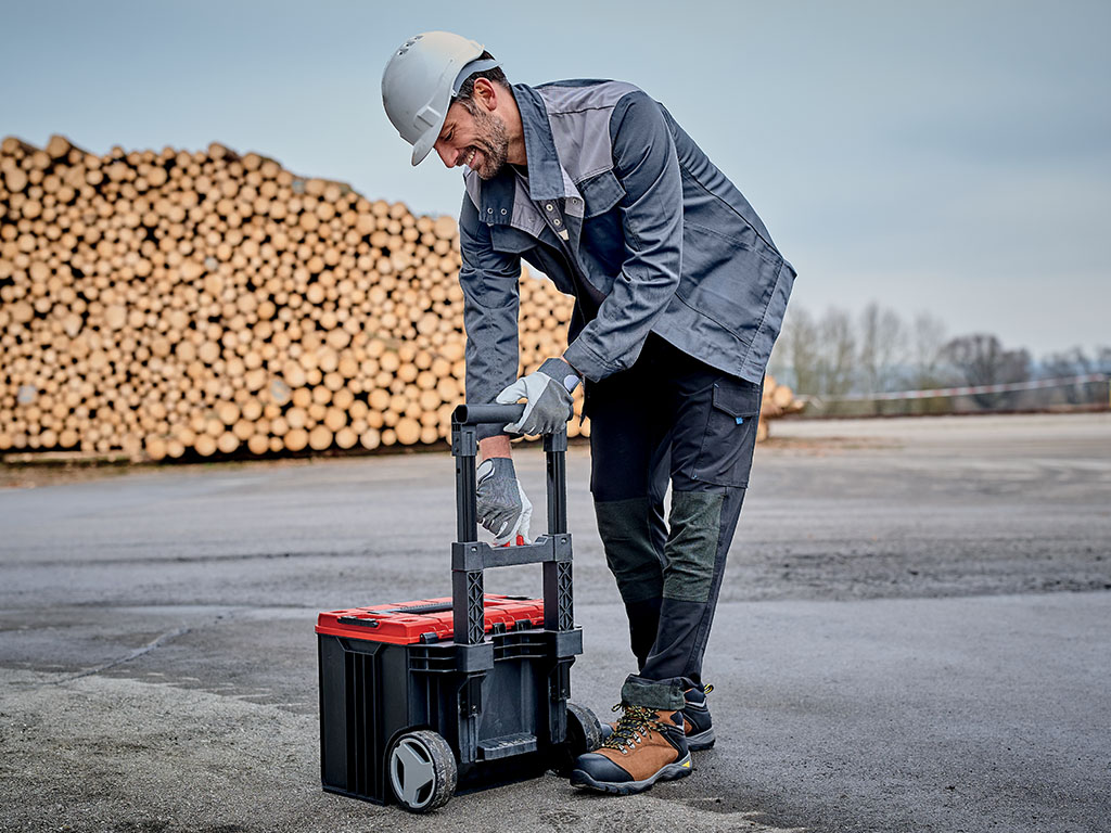 A man extending the telescopic transport handle of the E-Case L.