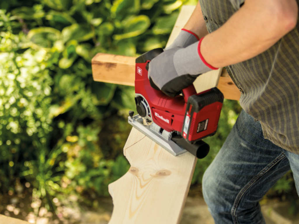 cordless jigsaw in use