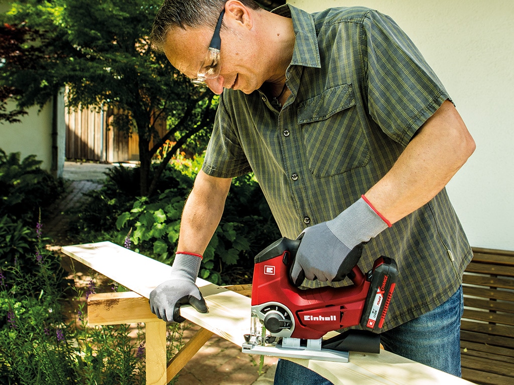cordless jigsaw in use